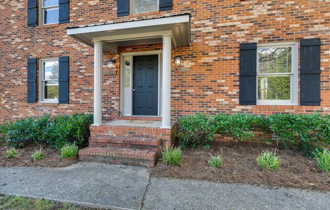 Beautifully Renovated Two Bedroom Duplex – Close to Downtown!