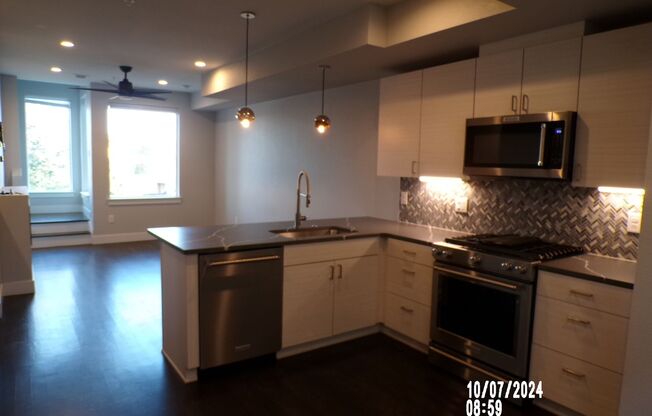 1 bed, 2.5 baths, $2,695