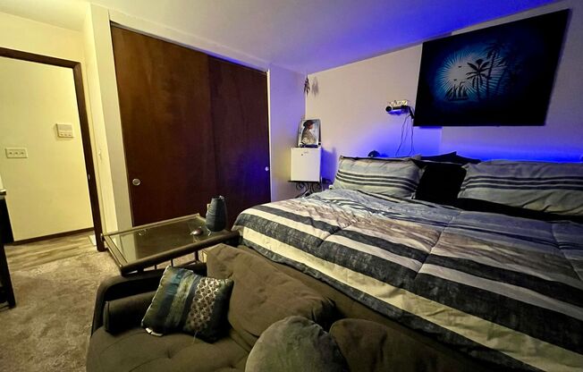 1 bed, 1 bath, $975, Unit 12