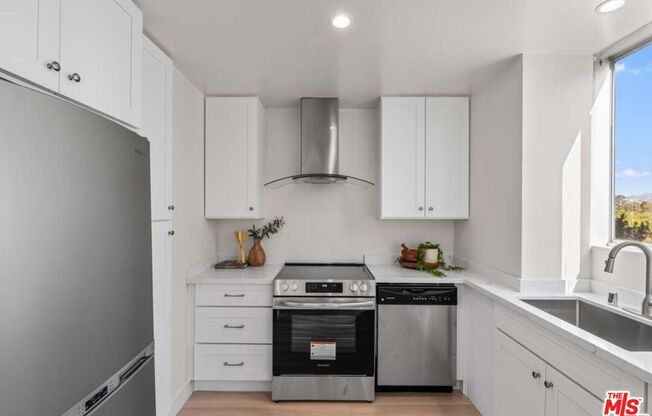 2 beds, 2 baths, 900 sqft, $4,000, Unit 806