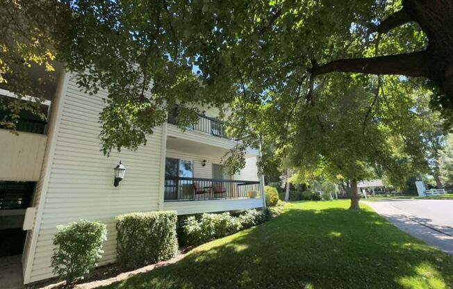 Great 2-Bedroom Condo, Amazing Location!!
