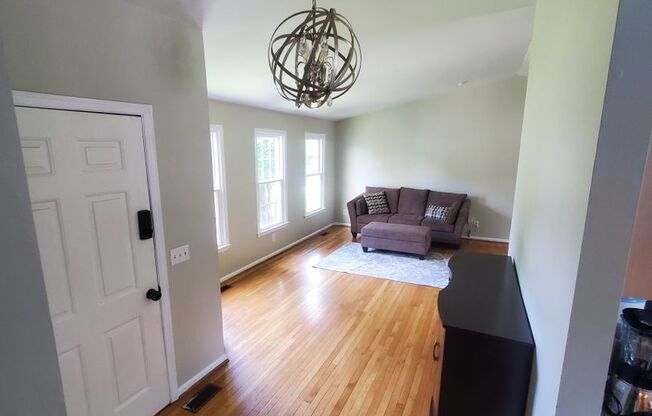 Spacious Home with Great Amenities minutes from NRO, Dulles