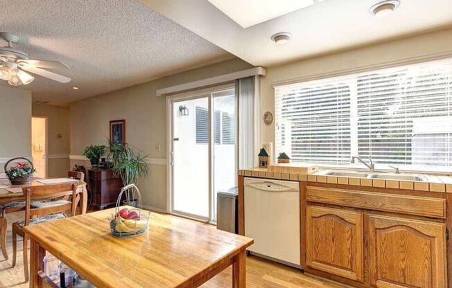 Union City 4 Bed | Master Suite | Perfect Backyard!