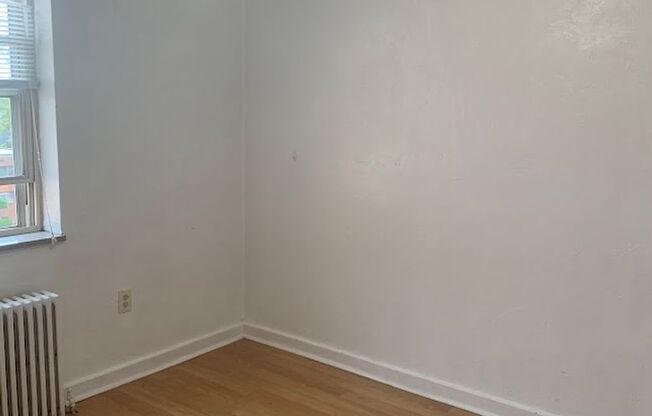 3 beds, 1 bath, 800 sqft, $2,275, Unit 406D