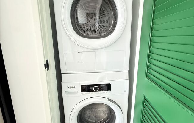 2 beds, 1 bath, 865 sqft, $2,350, Unit Unit 612