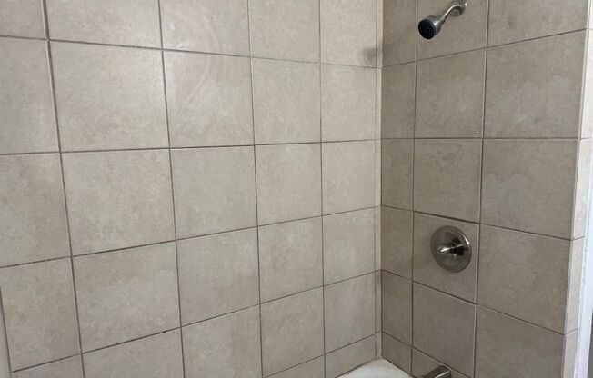 3 beds, 1 bath, $2,395, Unit 5714A Beacon Street