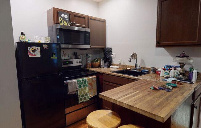 Charming 1BR + Bonus Sunroom - Near Yale, AC & Heat and Electricity Included