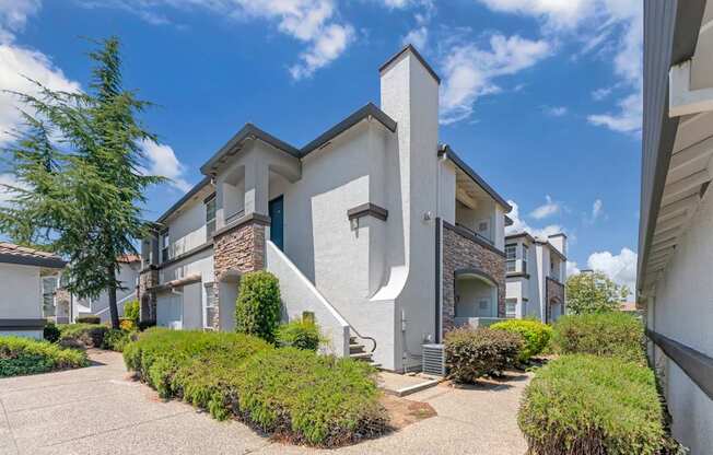 Ascent at the Galleria features meticulously maintained landscaping, offering a stunning and polished outdoor setting that adds to the community’s welcoming atmosphere.