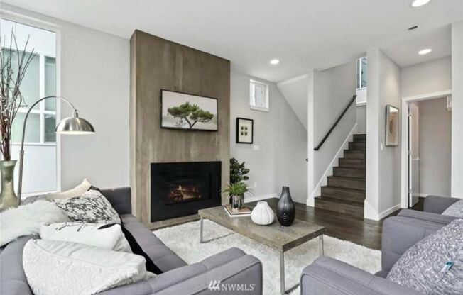 Welcome Home Contemporary Gem 3bd/3.5ba