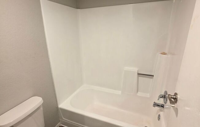 Studio, 1 bath, 415 sqft, $799, Unit 208