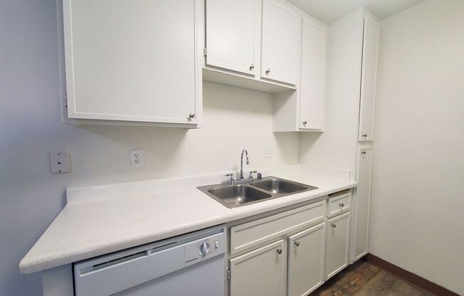 2 beds, 2 baths, 930 sqft, $1,825, Unit 32
