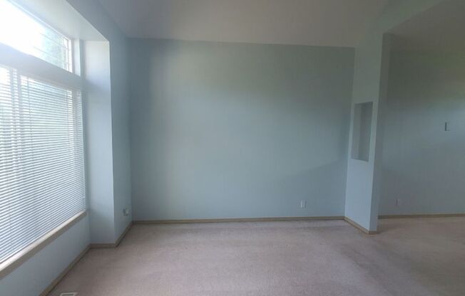Bright 4BD/2.5BTH Lynnwood Home with Vaulted Ceilings & Large Backyard!