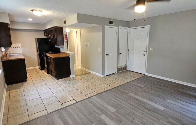 Cozy 2/1 with a Garage in Raytown!