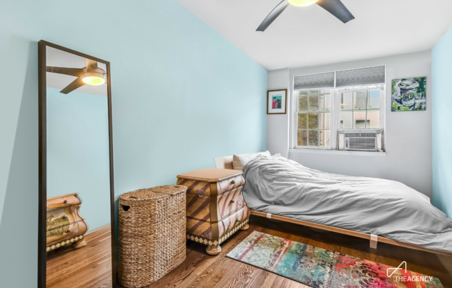 244 W 21 ST