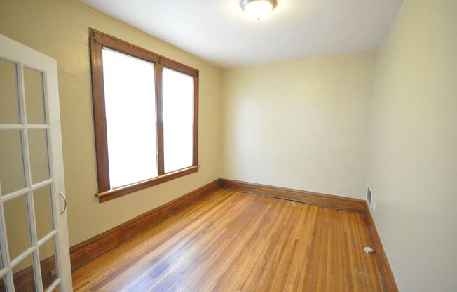 3 beds, 1 bath, $1,365, Unit 404