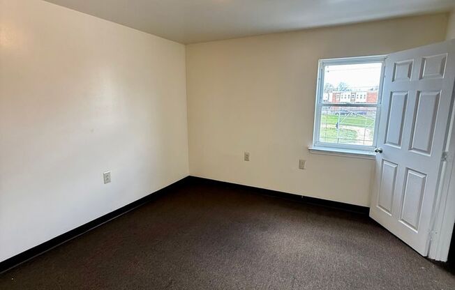 3 beds, 1 bath, 977 sqft, $1,250, Unit 800B
