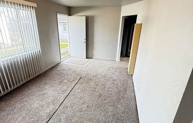 2bed/1bath unit brand new carpet