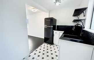 Studio, 1 bath, 450 sqft, $1,300, Unit 5