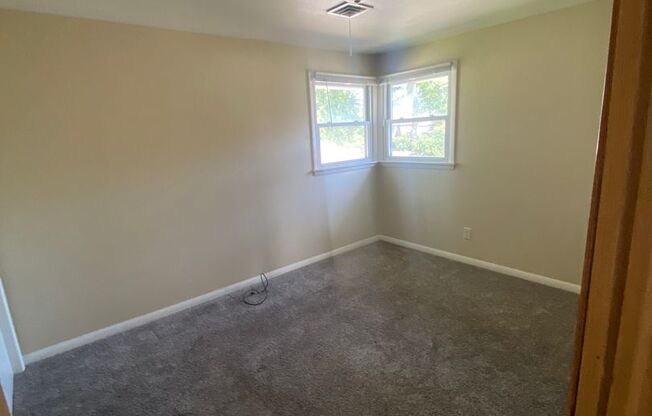 3 beds, 1 bath, 1,100 sqft, $1,450