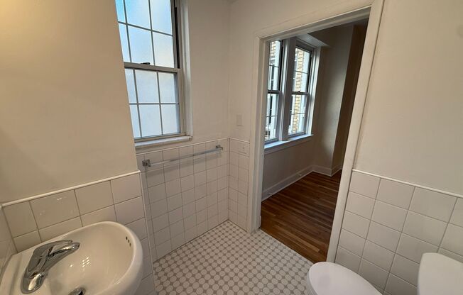 Studio, 1 bath, 294 sqft, $1,250, Unit New King Edward 8A4