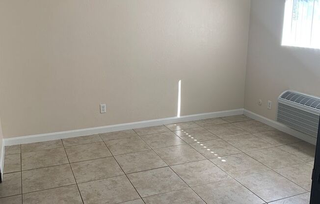 1 bed, 1 bath, 620 sqft, $1,300, Unit 3240 N