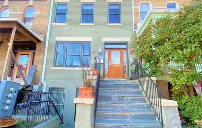 Spacious 2 BR/2 BA Apartment in Columbia Heights!