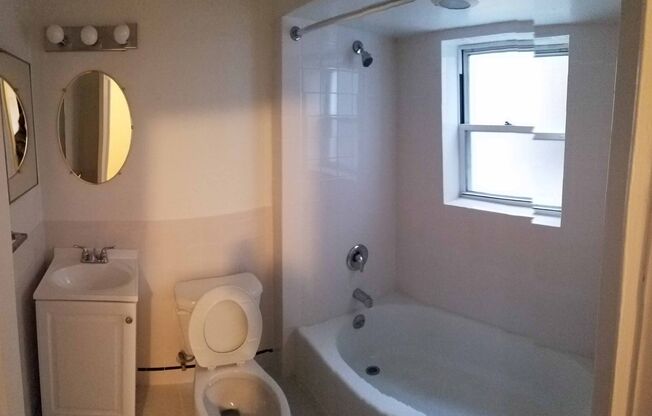 Studio, 1 bath, 295 sqft, $1,175, Unit Old King Edward 131