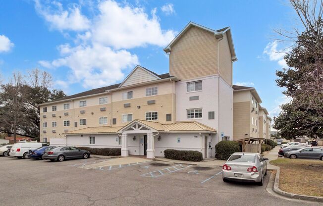 Studio, 1 bath, 329 sqft, $1,185, Unit 146