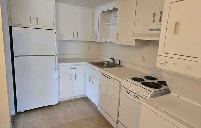 2 beds, 1 bath, 780 sqft, $1,625, Unit D06