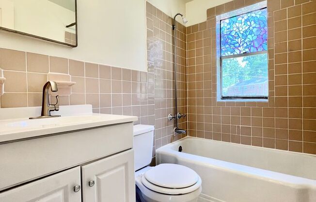 2 beds, 1 bath, 888 sqft, $850, Unit 926Hill