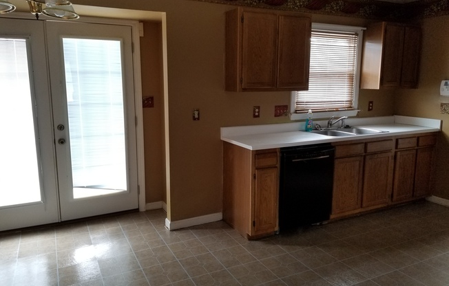 3 beds, 2.5 baths, $1,800