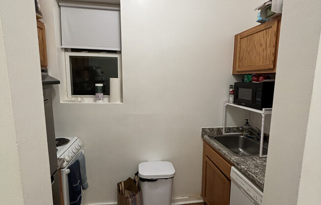2 beds, 1 bath, $3,550, Unit 105