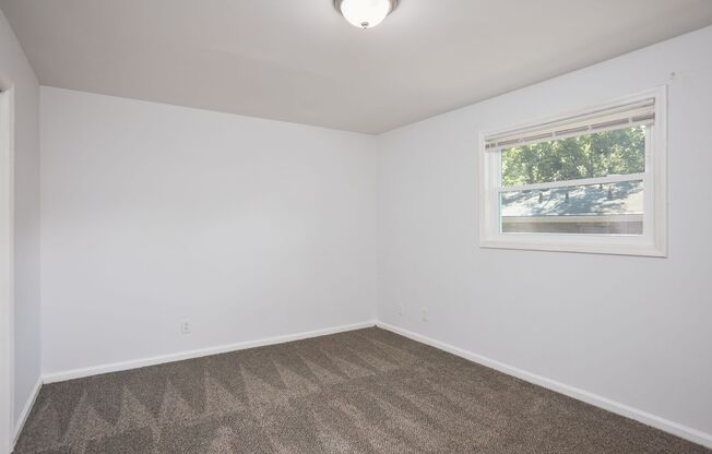 2 beds, 1 bath, $1,050, Unit 2157 Lenox Rd C2