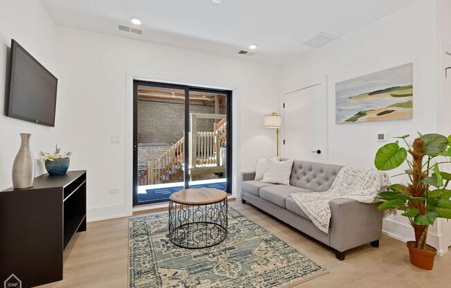 1613 W BELMONT