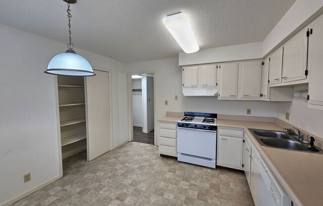1 bed, 1.5 baths, 825 sqft, $1,095, Unit Z-03