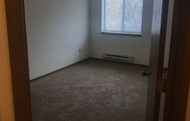 3 beds, 1 bath, 1,040 sqft, $1,695, Unit 3164-303