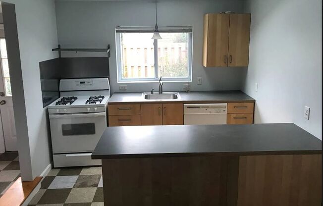 1 BED HOME WITH OUTDOOR AREA, LAUNDRY AND AC! LAWRENCEVILLE CHARMER!