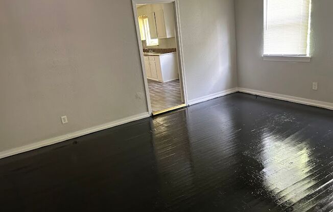 3 beds, 1 bath, $1,100