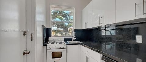 319 W 28 ST