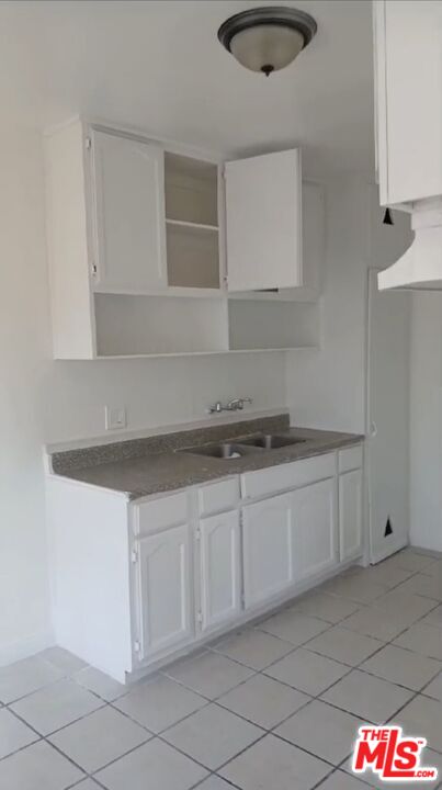 2 beds, 1 bath, $1,975, Unit 4110 1/2