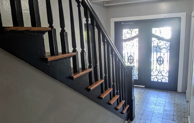 Catalina Apartments...Gorgeous Newly Remodeled Apartment...Great Location! CALL NOW