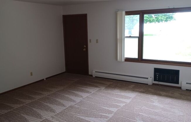 2 beds, 1 bath, $1,139, Unit 516 3002