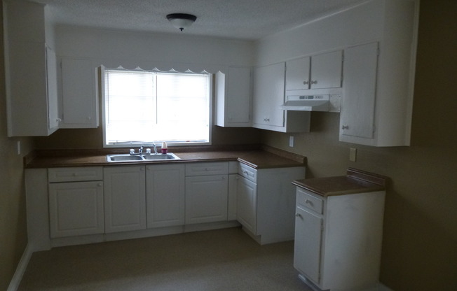 3 beds, 1 bath, $1,100