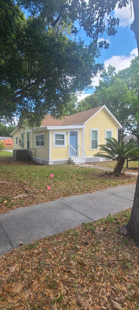Charming, Newly remodeled 2/2 with bonus room