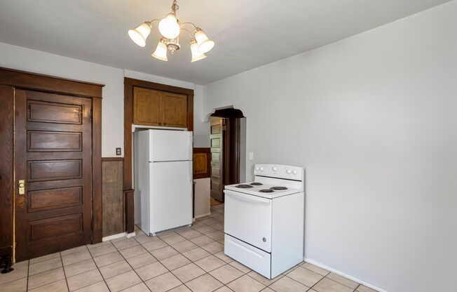 2 beds, 1 bath, $1,100