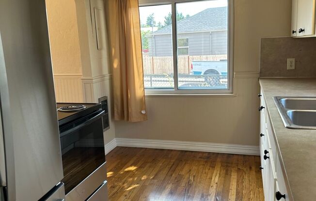 2 beds, 1 bath, $1,895