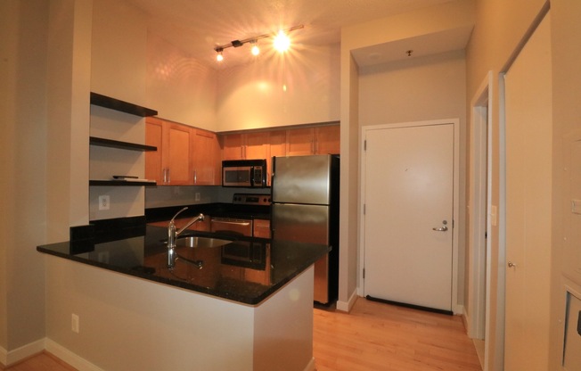 LOCATION!! Awesome 1 BD/1 BA @ The Chase