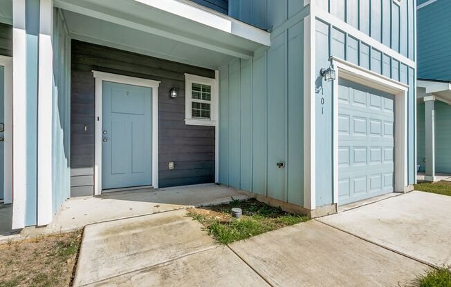 3-BEDROOM TOWNHOME-STYLE DUPLEX