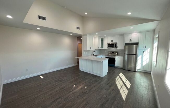 AVAILABLE NOW! 1+1 w/all appliances + private laundry! (21103 Mayall)
