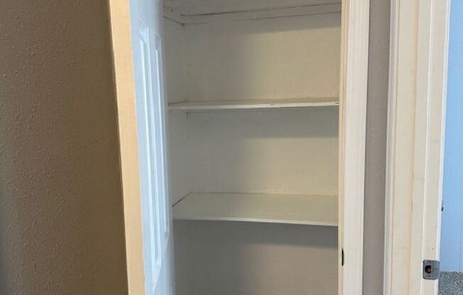 2 beds, 1.5 baths, 992 sqft, $780, Unit 202E